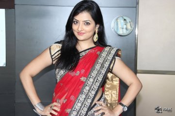 Anchor Madhuri Photo Gallery